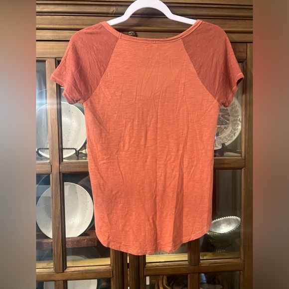 Abercrombie & Fitch V-Neck Top
Size XS, slightly oversized - Picture 2 of 3